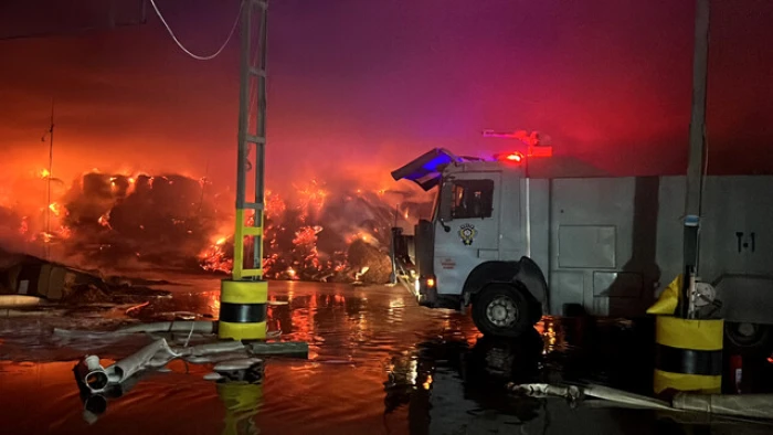 G&Uuml;NCELLEME - Mersin'de t&uuml;t&uuml;n depolanan antrepoda yıldırım d&uuml;şmesi sonucu &ccedil;ıkan yangın kontrol altında
