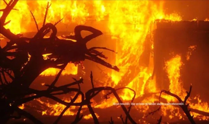 G&Uuml;NCELLEME - Pendik'te tekstil at&ouml;lyesinde &ccedil;ıkan yangın s&ouml;nd&uuml;r&uuml;ld&uuml;