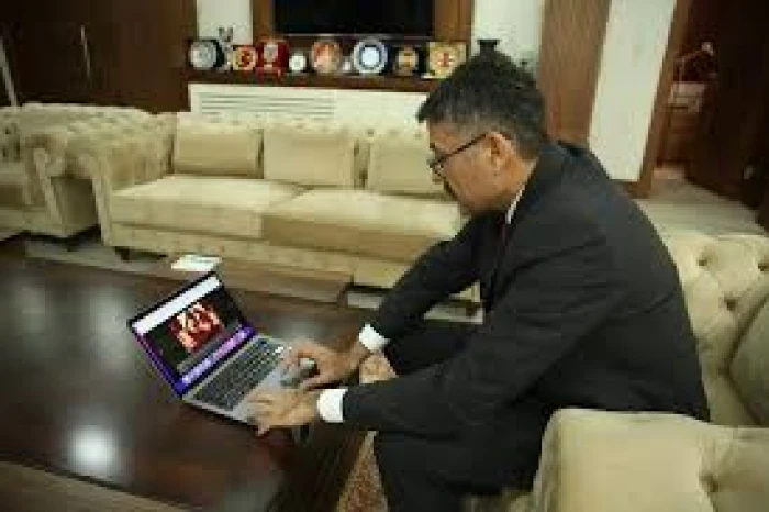 Hakkari Valisi &Ccedil;elik, AA'nın "Yılın Kareleri" oylamasına katıldı