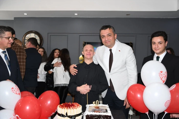 Hatay'da 50 yaşına giren down sendromlu i&ccedil;in s&uuml;rpriz doğum g&uuml;n&uuml; kutlaması yapıldı