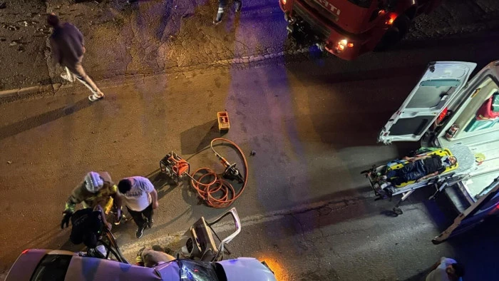 Hatay'da iki otomobilin &ccedil;arpışması sonucu 2'si ağır 7 kişi yaralandı