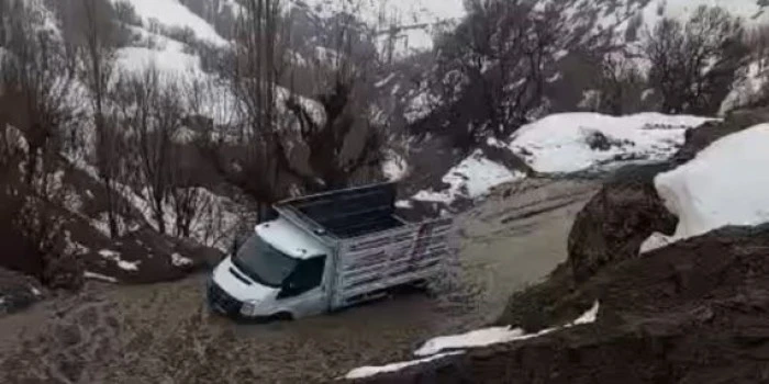 Hizan'da heyelan nedeniyle kapanan yollarda &ccedil;alışmalar s&uuml;r&uuml;yor