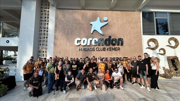 Hull City taraftarları Premier Lig sevincini Antalya'da kutluyor