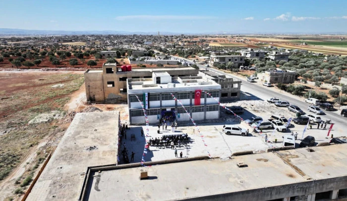 İdlib'te savaşta zarar g&ouml;ren okulda T&uuml;rkiye'nin desteğiyle yeniden eğitim başladı