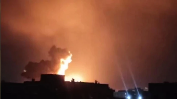 İran basını, başkent Tahran&rsquo;da hava savunma sistemlerinin faaliyete ge&ccedil;tiğini, patlama sesleri duyulduğunu bildirdi