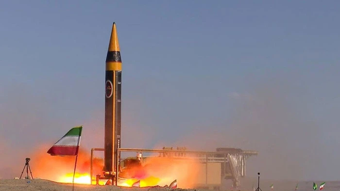 İran, b&ouml;lgedeki ABD &uuml;slerine 2 tonluk savaş başlığı taşıyan H&uuml;rremşehr f&uuml;zesi ateşlediğini duyurdu