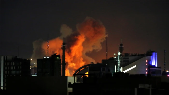 İran medyası, ABD ve İsrail'in saldırıları altındaki başkent Tahran'da patlamaların meydana geldiğini bildirdi