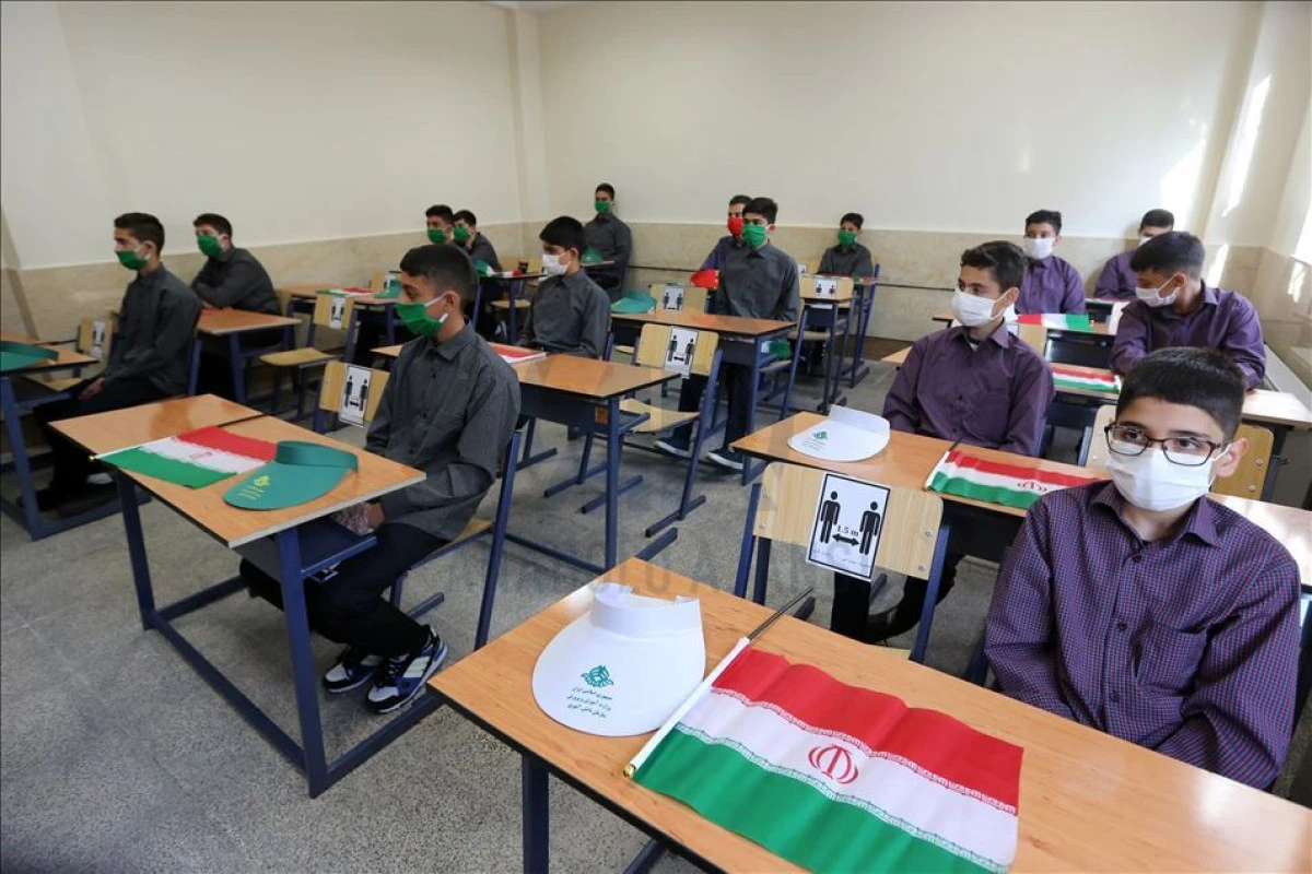 İran&rsquo;da okullar uzaktan eğitime ge&ccedil;iyor
