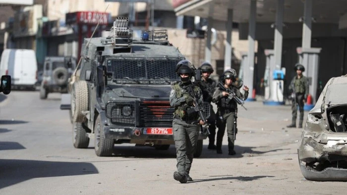 İsrail ordusu Kud&uuml;s'teki Kalendiya M&uuml;lteci Kampı'na baskın d&uuml;zenleyerek bazı evlere el koydu