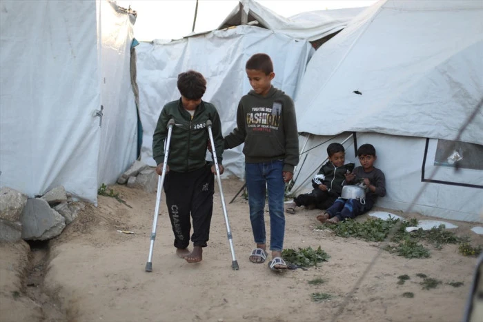 İsrail saldırısıyla koltuk değneğine mahkum kalan Gazzeli Yasir, yeniden oyun oynama hayali kuruyor