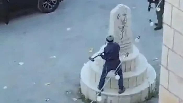 İsrailli aşırı sağcı Milletvekili Zvi Sukkot, askerlerin korumasında Filistinlilere ait bir anıtı par&ccedil;aladı