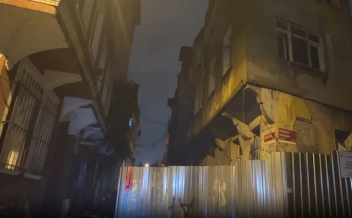 İstanbul'da metruk binada kısmi &ccedil;&ouml;kme meydana geldi