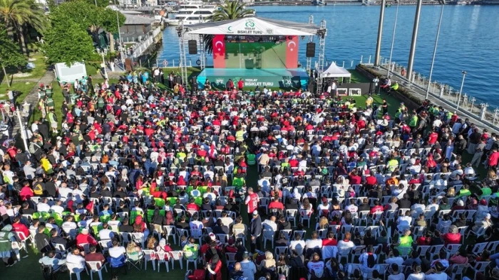 İstanbul'da vatandaşlar A Milli Futbol Takımı'na destek i&ccedil;in meydanlara akın etti