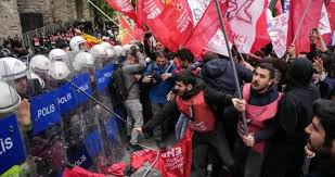 İstanbul'daki 1 Mayıs gösterilerinde çıkan olaylara ilişkin 12 sanık hakim karşısında - Mahkeme, tutuklu 8 sanığın tahliyesine karar verdi