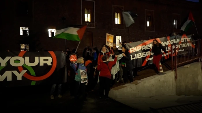 İtalya'da Milano-Cortina Kış Olimpiyatları meşalesinin ge&ccedil;işi sırasında İsrail protesto edildi