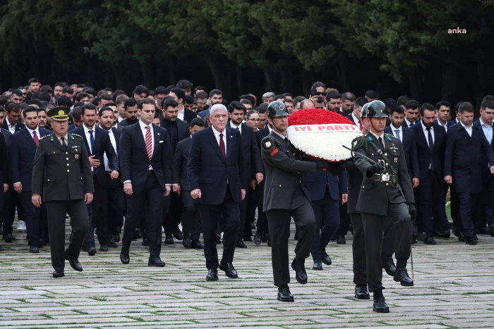 İYİ Parti Genel Başkanı Dervişoğlu, gen&ccedil;lerle Anıtkabir'i ziyaret etti