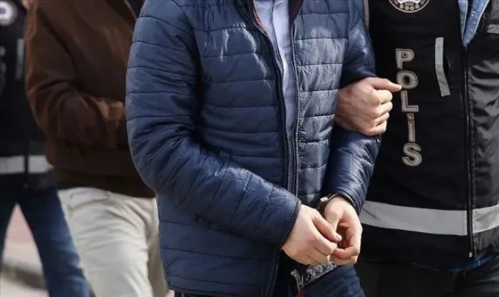 İzmir'de CHP'li belediye meclis &uuml;yesi Dalgı&ccedil;'a, Cumhurbaşkanına hakaret ettiği iddiasıyla g&ouml;zaltı