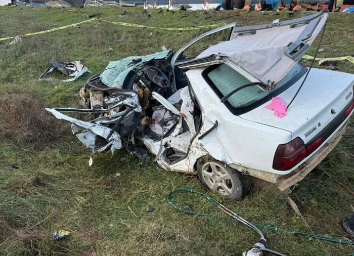 İzmir'de iki otomobilin &ccedil;arpışması sonucu 1 kişi &ouml;ld&uuml;, 2 kişi yaralandı