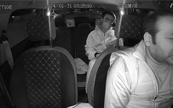 İzmir'de &ouml;ld&uuml;r&uuml;len taksicinin katil zanlısıyla ara&ccedil; i&ccedil;i g&ouml;r&uuml;nt&uuml;s&uuml; ortaya &ccedil;ıktı