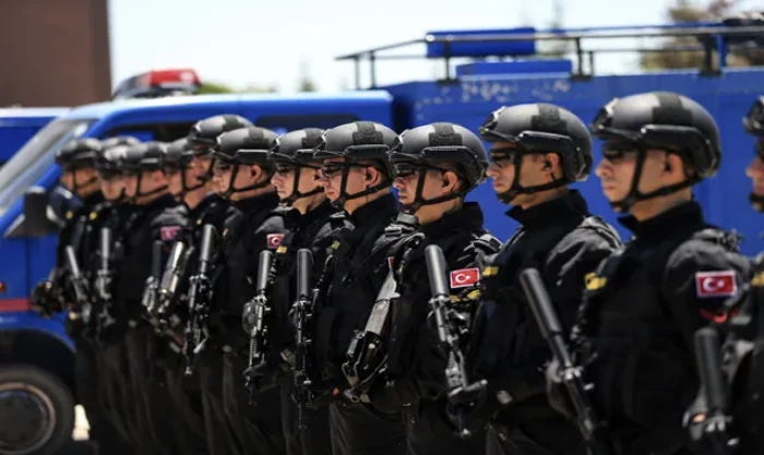 Jandarma karla kaplı b&ouml;lgede 2 kilometre y&uuml;r&uuml;yerek engelli &ccedil;ocuğa ilacını ulaştırdı