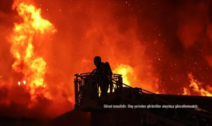 Kağıthane'de metruk yapıdan 5 katlı binaya sı&ccedil;rayan yangın s&ouml;nd&uuml;r&uuml;ld&uuml;