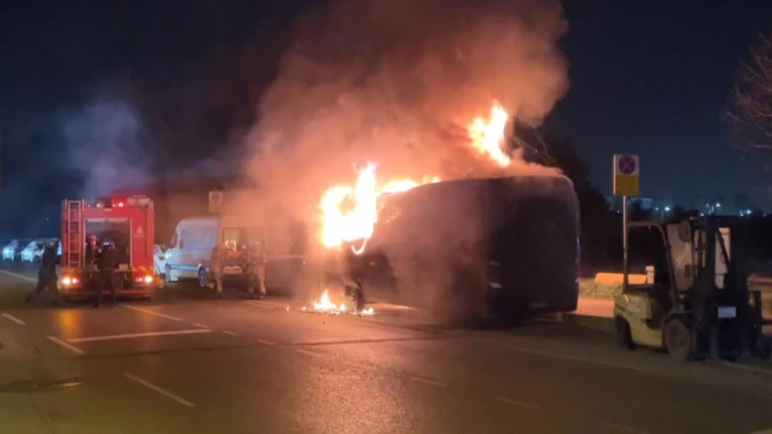 Kağıthane'de park halindeki minib&uuml;s yandı