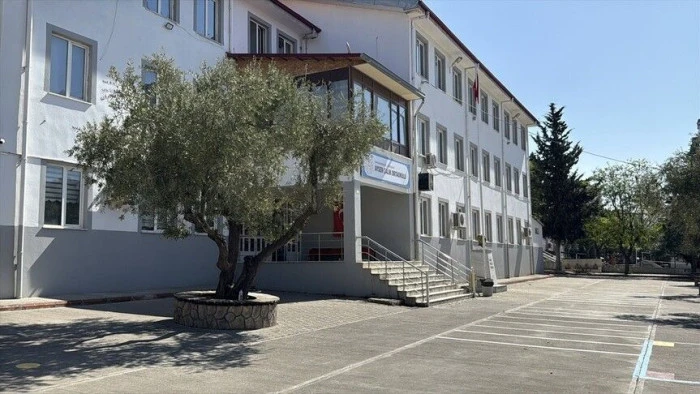 Kahramanmaraş'ta saldırıya uğrayan okuldaki &ouml;ğrencilerin eşyaları velilere teslim ediliyor