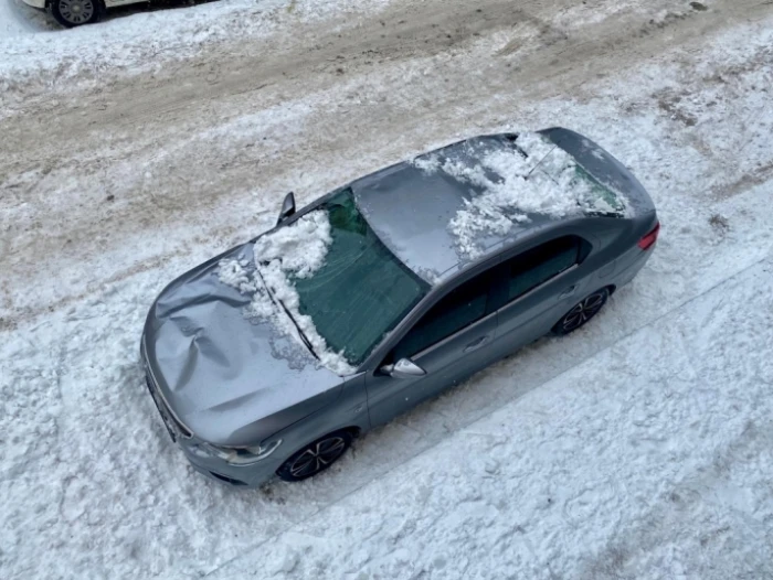 Kars'ta &uuml;zerine kar ve buz k&uuml;tlesi d&uuml;şen ara&ccedil;ta hasar oluştu