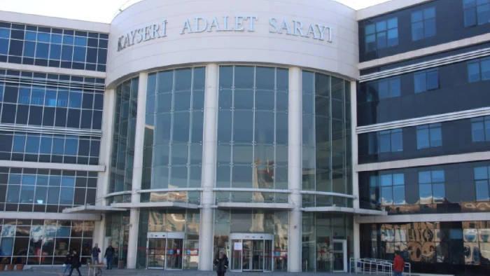 Kayseri'de eşini bı&ccedil;akla yaralayan sanığın yargılanmasına devam edildi