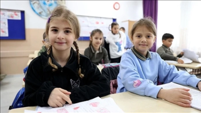 Kemik kanserini yenen minik Ceren okulunda balonlarla karşılandı