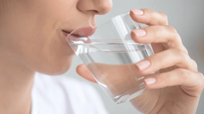 Kışın susuzluk hissi azalsa da g&uuml;nl&uuml;k sıvı alımı d&uuml;ş&uuml;r&uuml;lmemeli