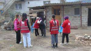 Kızılay g&ouml;n&uuml;ll&uuml;leri yaşlı kadının zeytin hasadını yaptı