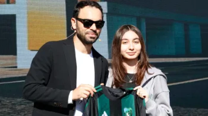Kocaelispor Teknik Direkt&ouml;r&uuml; İnan ve futbolcular, kitap fuarında ziyaret&ccedil;ilerle buluştu