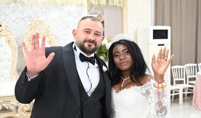 Kongo Demokratik Cumhuriyeti'nde tanışan &ccedil;ift Osmaniye'de d&uuml;ğ&uuml;n yaptı