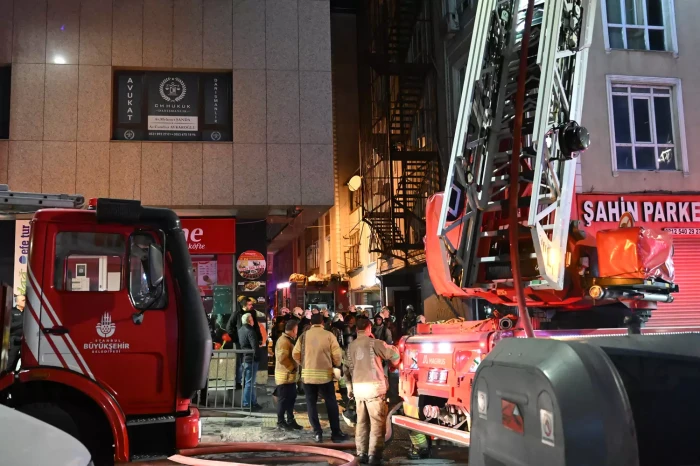 K&uuml;&ccedil;&uuml;k&ccedil;ekmece'de bir otelde &ccedil;ıkan yangın s&ouml;nd&uuml;r&uuml;ld&uuml;