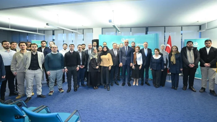 K&uuml;lt&uuml;r ve Turizm Bakan Ersoy, Berlin'de T&uuml;rk&ccedil;e &ouml;ğrenen gen&ccedil;lerle buluştu: