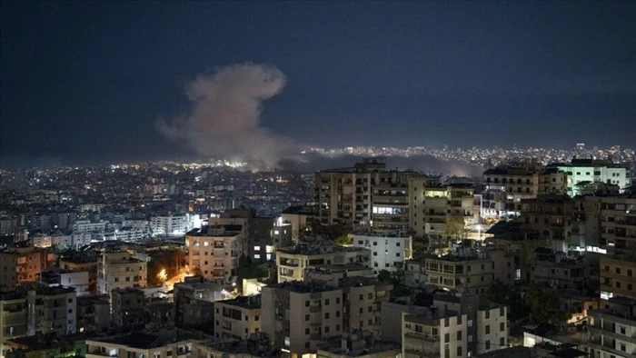 L&uuml;bnan: İsrail ordusunun başkent Beyrut'un g&uuml;neyindeki Ramle Beyda b&ouml;lgesine bu gece d&uuml;zenlediği saldırıda ilk belirlemelere g&ouml;re 7 kişi &ouml;ld&uuml;, 21 kişi yaralandı