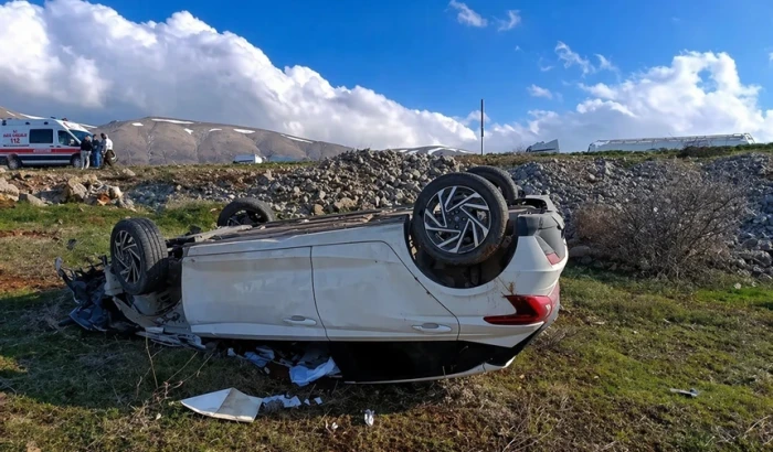 Malatya'da şarampole devrilen otomobilin s&uuml;r&uuml;c&uuml;s&uuml; yaralandı
