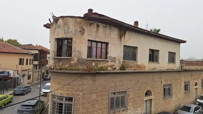 Mersin'de 2 katlı yapının &ccedil;atısı kısmen &ccedil;&ouml;kt&uuml;