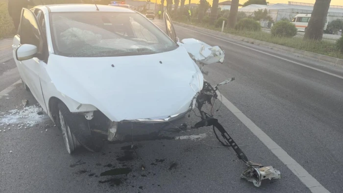 Mersin'de ref&uuml;je &ccedil;arpan otomobildeki 3 kişi yaralandı