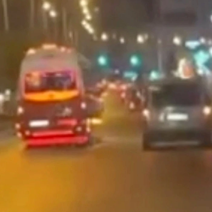 Mersin'de trafikte makas atan minib&uuml;s s&uuml;r&uuml;c&uuml;s&uuml;ne 90 bin lira ceza kesildi