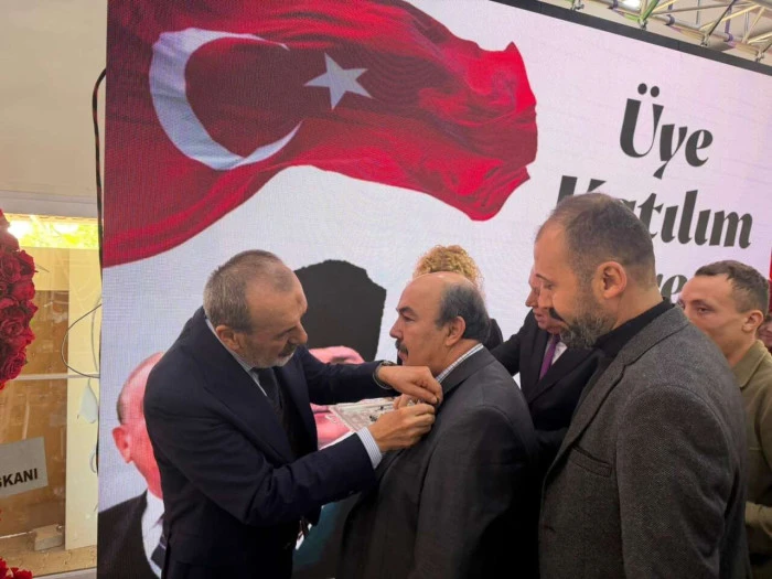 MHP Van İl Başkanlığında yeni katılan &uuml;yelere rozet takıldı
