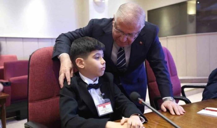 Milli Savunma Bakanı G&uuml;ler, şehit ve gazi &ccedil;ocuklarıyla bir araya geldi: