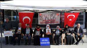 Muşlu aileler DEM Parti binası &ouml;n&uuml;ndeki "evlat n&ouml;beti"ne devam etti