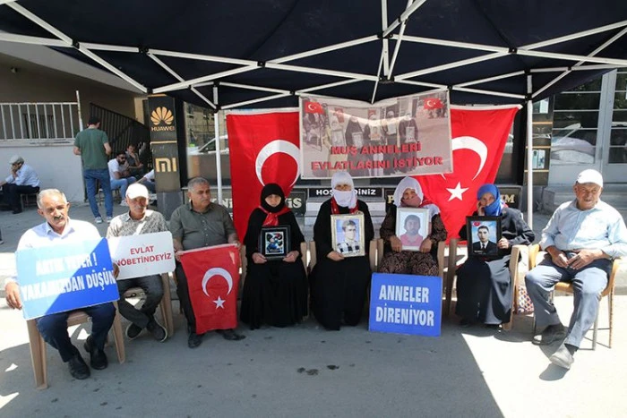 Muş'ta evlatlarına kavuşmak isteyen aileler, DEM Parti &ouml;n&uuml;ndeki eylemlerini s&uuml;rd&uuml;rd&uuml;