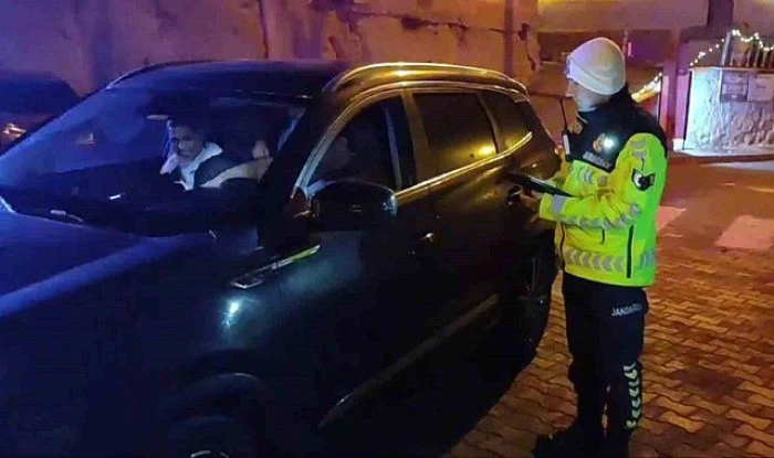 Nevşehir'de otomobilin b&uuml;y&uuml;kel&ccedil;iliğe ait araca &ccedil;arpması g&uuml;venlik kamerasında