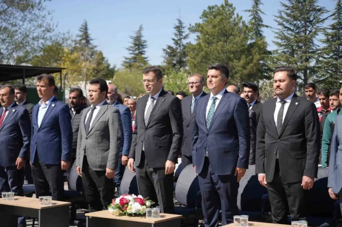 Niğde'de &ccedil;ift&ccedil;ilere nohut ve kuru fasulye tohumu ile &ccedil;ilek fidesi dağıtıldı