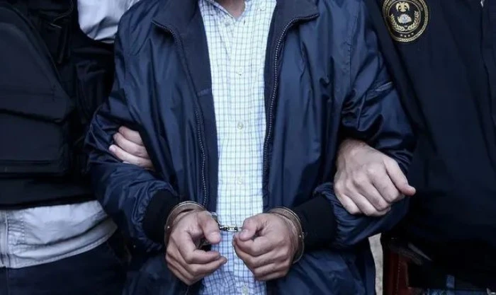 Osmaniye'de kendilerini polis olarak tanıtıp dolandırıcılık yapan 3 zanlı tutuklandı