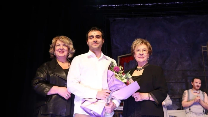 Oyuncu Emrecan Karakurum, "Vasfi Rıza Zobu Yetenekli Gen&ccedil; Tiyatro Sanat&ccedil;ısı" &ouml;d&uuml;l&uuml;n&uuml; aldı