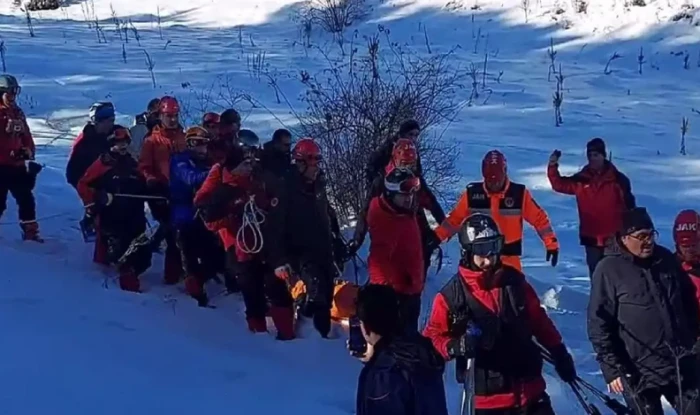 Paland&ouml;ken'in "kayaklı 112 sağlık ekibi" sporcu kazalarına anında m&uuml;dahale edecek